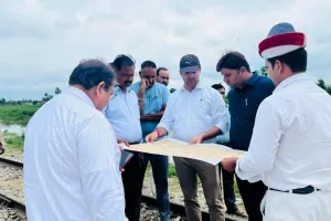 लखीमपुर खीरी : भीरा-पलिया के बीच रेल लाइन के नीचे जारी है पानी का रिसाव, प्रशासन अलर्ट