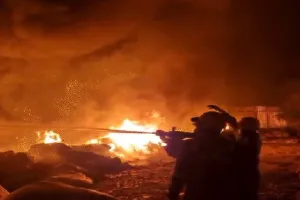 लखनऊ प्लास्टिक फैक्ट्री में लगी भीषण आग, 15 मजदूर जान बचाकर भागे