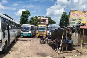 लखीमपुर खीरी: कर्मचारियों ने तिकुनिया, धौरहरा रूट की बसों का संचालन किया ठप, यात्री परेशान