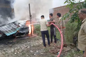 बदायूं: वर्कशॉप में लगी आग, एम्बुलेंस समेत चार वाहन जले, तीन लोग झुलसे