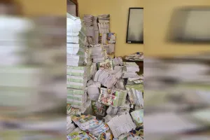 Bareilly: स्कूलों में नहीं बांटी...अब बंद कमरे में किताबों के अंबार का वीडियो वायरल