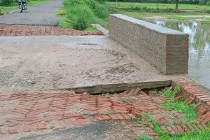पीलीभीत: मानसून की दस्तक से बढ़ गई परेशानी, नहर कटी धंस गई सड़क