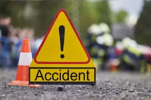 रामपुर: लकड़ियों से भरी ट्रैक्टर ट्रॉली में घुसी कार...डॉक्टर की हादसे में मौत