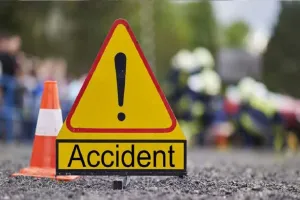 लखीमपुर खीरी: बस्ती हाईवे पर दो ट्रकों की जोरदार भिडंत...चालक की मौत