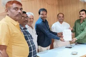 प्रतापगढ़ : विद्यालयों की पेयरिंग के विरोध में विधायक सदर को सौंपा मांगपत्र