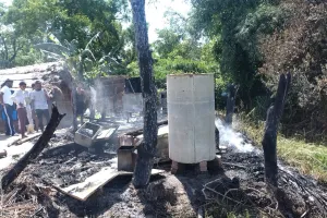 लखीमपुर खीरी: आकाशीय बिजली गिरने से घर में लगी आग, सारा सामान जलकर राख