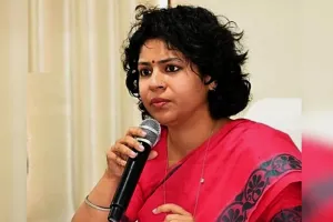 लखीमपुर खीरी: रैकिंग गिरने पर डीएम नाराज, आठ इंजीनियरों का रोका वेतन