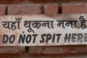 विंध्याचल धाम में तंबाकू थूकने पर विवाद: पंडा समाज और तंबाकू नियंत्रण टीम में तकरार, मुकदमा दर्ज