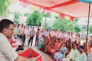 सुलतानपुर में परिषदीय विद्यालयों के पेयरिंग के विरोध में शिक्षकों का प्रदर्शन 