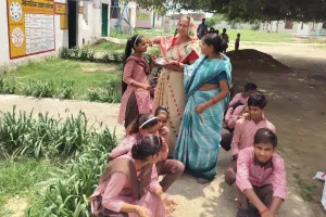 बदायूं: छुट्टियों के बाद फिर गुलजार हुए स्कूल...फूल-मालाओं से हुआ बच्चों का स्वागत 