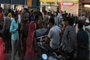 पीलीभीत: युवक की मौत के बाद भी डॉक्टर करते रहे इलाज ! निजी अस्पताल के बाहर हंगामा