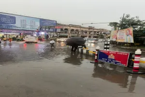  UP में झूम के बरसे बदरा, निचले इलाके हुये पानी-पानी, उमस भरी गर्मी से मिली राहत, मौसम हुआ सुहाना