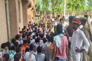 लखीमपुर खीरी: नाराज छात्रों ने खुद को किया हॉस्टल में बंद...पुलिस ने जबरन निकाला
