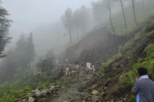 हिमाचल में बादल फटने से भारी तबाही, कई मकान क्षतिग्रस्त, 396 सड़कें बंद, 'येलो' अलर्ट जारी