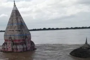 काशी में बाढ़ का कहर: 80 घाट डूबे, खतरे में रिहायशी इलाके, जल पुलिस और NDRF टीमें करेगी गंगा-वरुणा में गश्त 