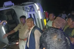 लखीमपुर खीरी : साइकिल सवार को बचाने में पलटी निजी बस, 24 यात्री घायल
