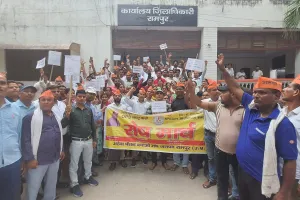 रामपुर : पुरानी पेंशन बहाली के लिए गरजे कर्मचारी, निकाला पैदल मार्च 