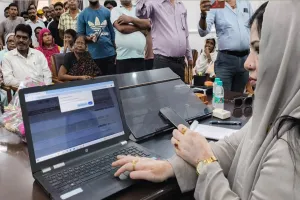 बदायूं : चेयरमैन ने 548 कर्मचारियों को बांटा 16 लाख रुपये एरियर