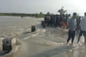 मिर्जापुर : हाइवे पर गंगा की बाढ़ में बाइक सवार दंपत्ति बहे, पत्नी की मौत...बच्ची लापता