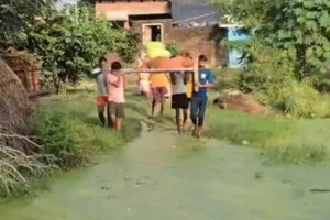 पीलीभीत : जलभराव से होकर चारपाई पर लेटाकर मरीज ले गए परिजन