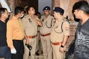 बदायूं : निर्माणाधीन मकान में मां-बेटी की चाकू से गोदकर हत्या, युवक घायल