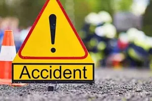 पीलीभीत: रफ्तार का कहर..ट्रक की टक्कर से एक साल के मासूम की मौत, माता-पिता घायल