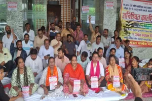 कानपुर: अतिरिक्त नगर स्वास्थ्य अधिकारी को हटाने के लिए पार्षदों ने दिया धरना, जानें पूरा मामला 