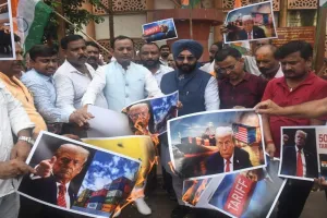 कानपुर: टैरिफ के विरोध में व्यापारियों ने जलाया ट्रंप का पोस्टर, लोगों से की यह अपील