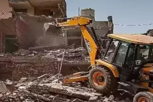 UP सरकार पर बड़ी कार्रवाई: नेपाल से सटे 7 जिलों में जमकर गरजा का बुलडोजर, 130 अवैध निर्माण को किया ध्वस्त, 223 को नोटिस