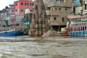 प्रयागराज और वाराणसी में गंगा का जलस्तर घटा, नगर निगम सफाई में जुटा 