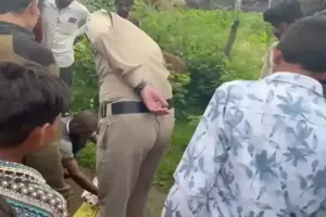  शर्मनाक: पिता बना हैवान... नाबालिग बेटी से रेप कर किया गर्भवती, पैदा हुई बच्ची तो झाड़ियों में फेंका