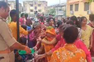 लखनऊ: जेल में राखी बांधने पहुंचीं बहनें, तो भाइयों के खिल उठे चेहरे