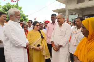 गोंडा: मंत्री स्वतंत्र देव सिंह ने बाढ़ क्षेत्र का किया निरीक्षण, 500 लोगों को बांटी राहत सामग्री