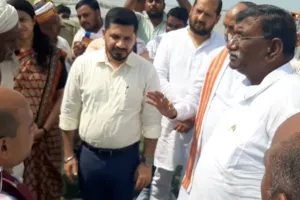 बाराबंकी: बाढ़ पीड़ितों ने प्रभारी मंत्री को याद दिलाया उनका वादा, कहा- केवल आवास पट्टे मिले, भूमि आज तक नहीं मिली