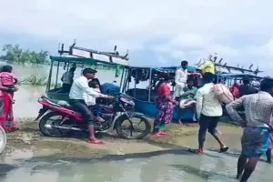 फर्रुखाबाद: गंगा खतरे के निशान से ऊपर, 42 गांव बाढ़ से प्रभावित, कई जगह कमर तक पानी