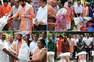 वाराणसी: मंत्री डॉ. दयाशंकर मिश्र 'दयालु’ ने बाढ़ पीड़ितों को बांटी राहत सामग्री, राहत शिविर का किया निरीक्षण 