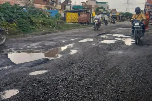 कानपुर: 6 महीना पहले बनी सड़क, तीन माह में हो गई गड्ढा व बजरी युक्त