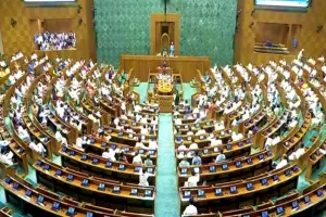 मानसून सत्र: लोकसभा में विपक्ष का जबरदस्त हंगामा, पीठ पर फेंके कागज, कार्यवाही स्थगित 