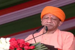 Independence Day: मुख्यमंत्री योगी ने विधानसभा में फहराया तिरंगा, कहा- स्वीधनता त्याग और बलिदान मांगती है