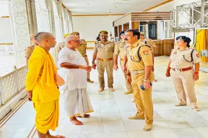 कानपुर: डीसीपी पश्चिम ने परखी मंदिरों में जन्माष्टमी पर सुरक्षा तैयारियां, इस्कॉन मंदिर में की समीक्षा बैठक