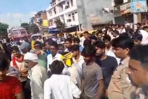 Kannauj News: कन्नौज में करंट लगने से लाइनमैन की मौत, परिजनों ने किया प्रदर्शन, पुलिस से हुई झड़प