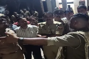 Etah News: एटा में भीड़ ने चोर समझकर दो युवकों को पीटा, थाने पर भी किया पथराव, पुलिस ने दागे आंसू गैस के गोले