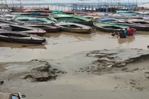 वाराणसी: गंगा का घटा जलस्तर, काशी के घाटों पर लगा मिट्टी का ढेर, जानिए क्या बोले पर्यटक