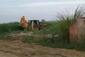 प्रयागराज में भू-माफियाओं के खिलाफ बड़ी कार्रवाई, अतीक अहमद के करीबी का अवैध कब्जा ध्वस्त