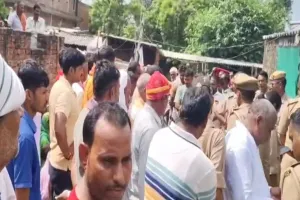 चंदौली में सनसनीखेज हत्या: विवाद के बाद हिस्ट्रीशीटर पति ने पत्नी को फावड़े से काटा, ग्रामीणों में दहशत