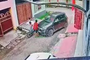 Video: घर के बाहर खेल रहा था मासूम बच्चा, पड़ोसी ने कार से रौंदा, CCTV में कैद हुआ रूह कंपा देने वाला मंजर