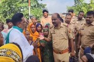 बाराबंकी: पिटाई से घायल दलित युवक की मौत, शव रखकर घंटों प्रदर्शन, पुलिस से हुई झड़प, कार्रवाई के दिलासे पर माने ग्रामीण