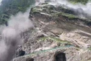 उत्तराखंड: चमोली में जल विद्युत परियोजना स्थल पर  भारी भूस्खलन, 12 मजदूर घायल 