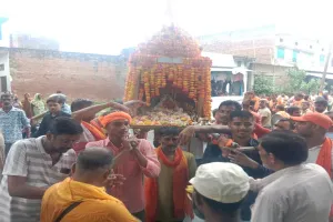 बाराबंकी: गाजे-बाजे के साथ निकली कृष्ण डोल शोभायात्रा, भक्ति में डूबे श्रद्धालु