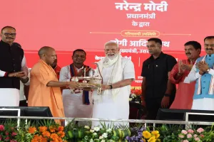 CM योगी ने PM मोदी को भेंट किया GI क्राफ्ट निर्मित शिवलिंग, नंदी और त्रिशूल 